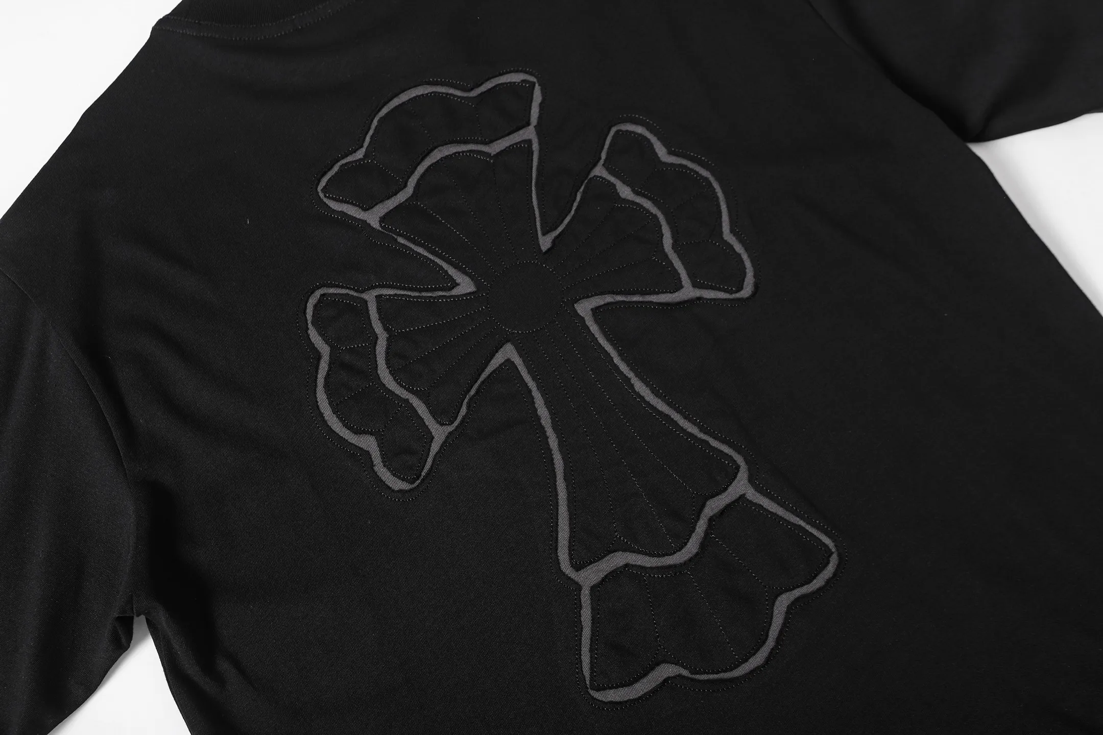 P160 Chrome Hearts CH Chrome Hearts Heavy Industry patch embroidered cross ✝️Short-sleeved T-shirt Use imported Tajima machine embroidery Correctly configured Black 2025 Chrome Hearts nylon bag authentic packaging 260 grams of custom-dyed double-yarn cotton Large version Loose and stylish Differentiated from low version slim and long version The upper body pulls the hips 100% commitment: top quality Do not make fast food The highest version on the market Top quality - different from those ordinary versions on the market If you care about quality, you should also respect the price. Absolutely 0 after-sales service and 0 return rate so far. It’s hard not to love the style - 260g custom-dyed double yarn fabric - Correct high-density main mark, washed tag, hand-sewn